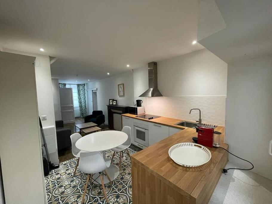 Appartement Cosy A Deux Pas De La Gare Laval  Exteriér fotografie